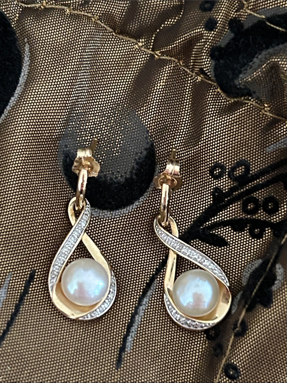 14KT Gold & Diamond Freshwater Pearl Earrings